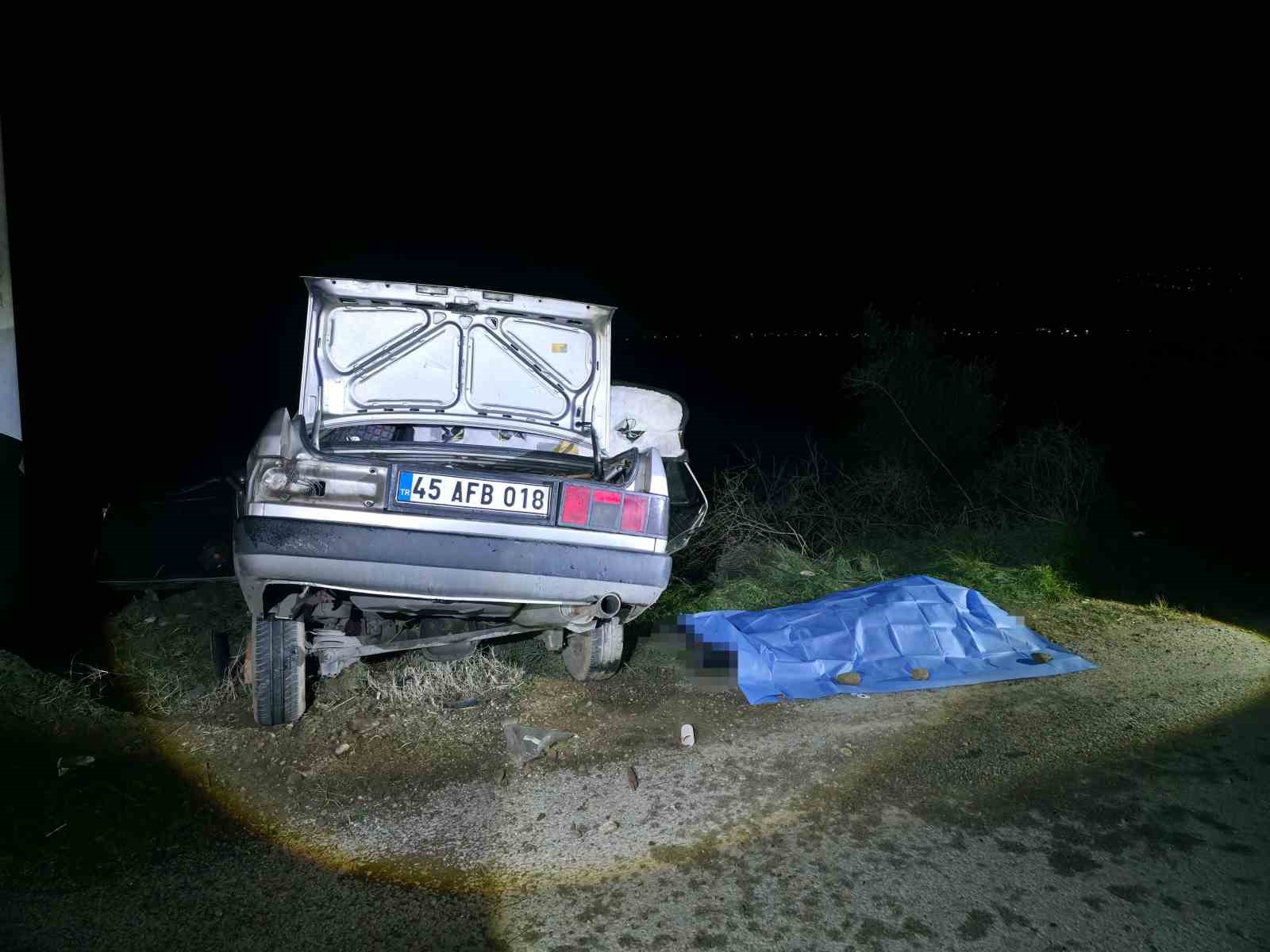 Manisa&rsquo;da otomobil elektrik direğine &ccedil;arptı: 1 &ouml;l&uuml;, 2 yaralı
