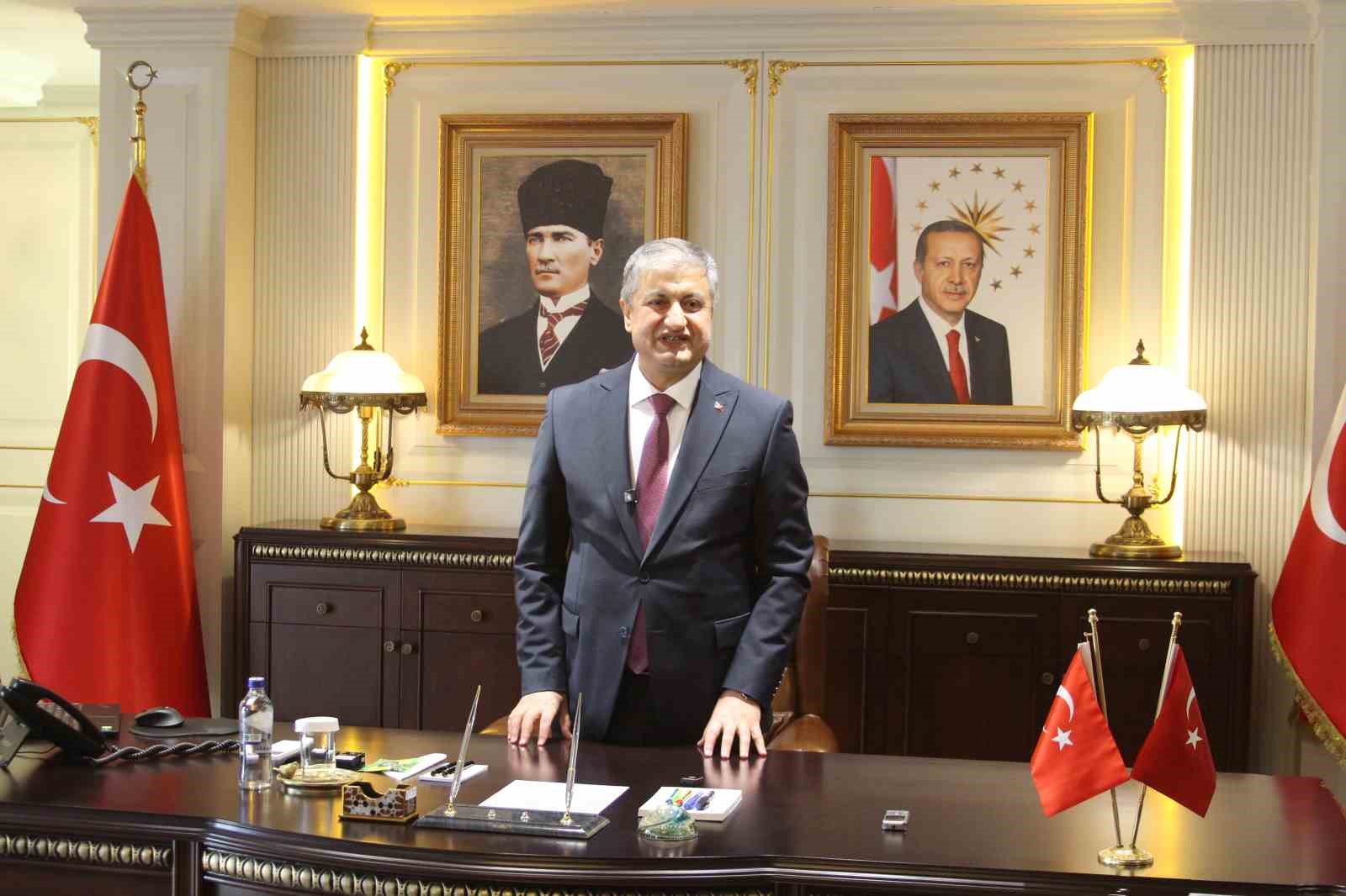 Adana Valisi g&ouml;reve başladı, ilk mesajı su&ccedil; işleyenlere oldu
