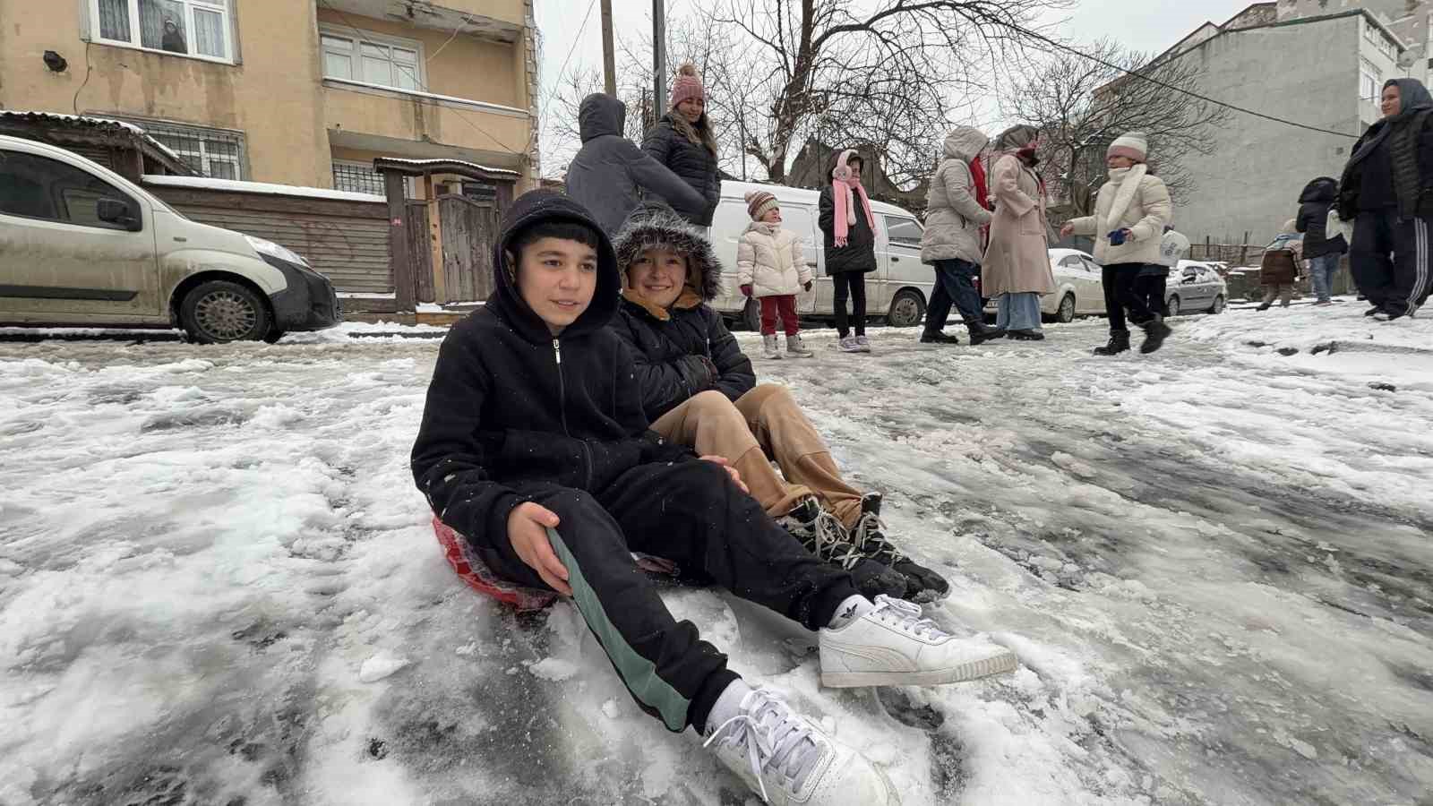 Arnavutk&ouml;y&rsquo;de kar yağışıyla kayak pistine d&ouml;nen sokak dronla g&ouml;r&uuml;nt&uuml;lendi
