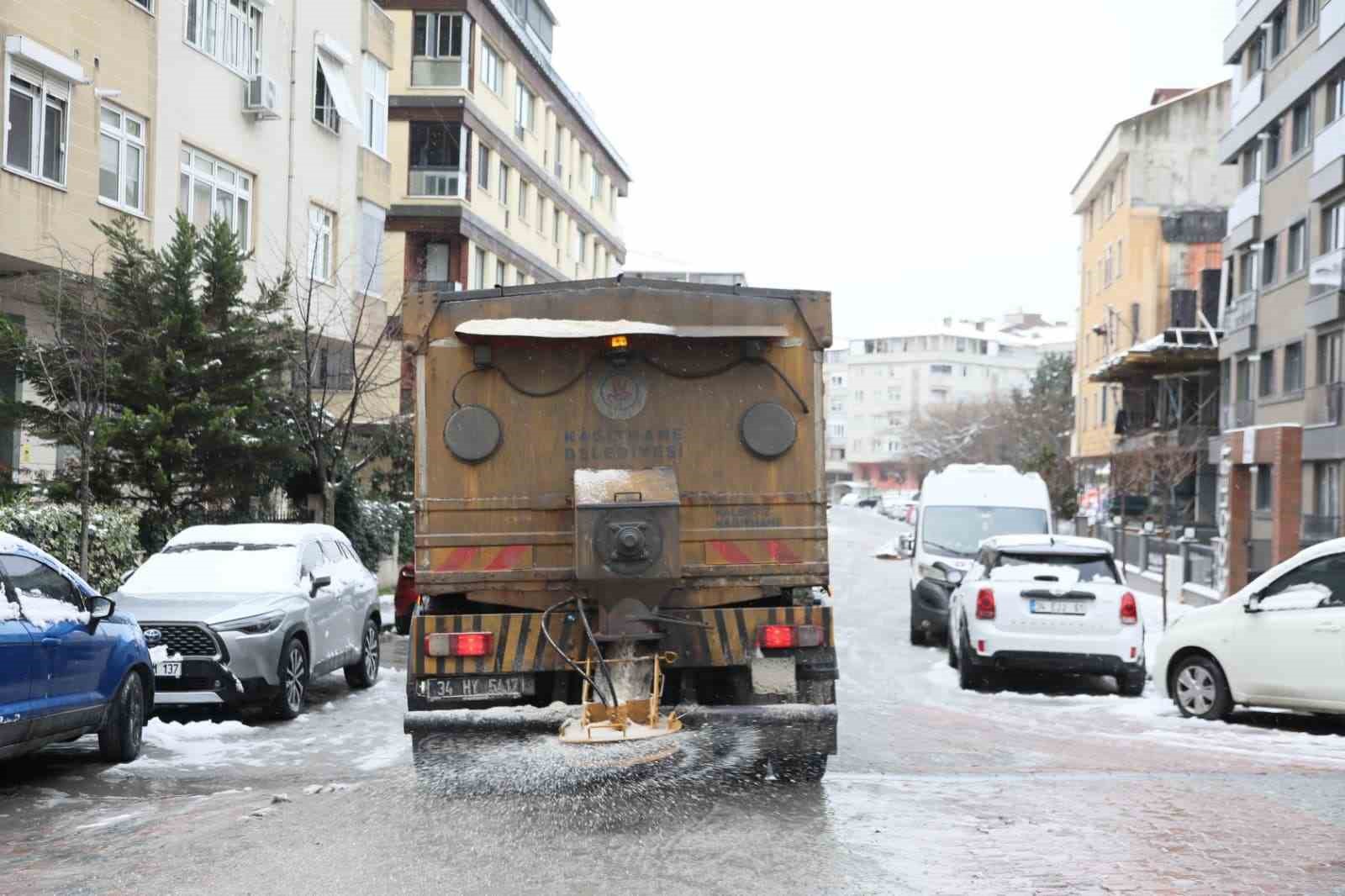 Kağıthane&rsquo;de karla m&uuml;cadele &ccedil;alışmaları aralıksız s&uuml;r&uuml;yor
