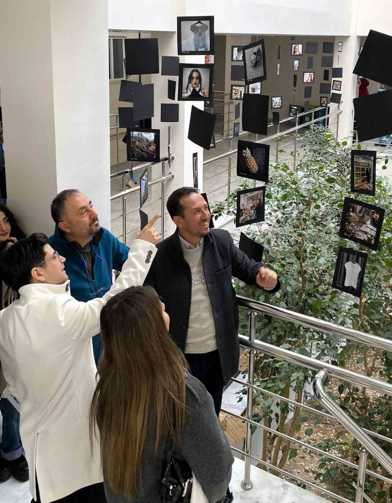 45 &ouml;ğrenci fotoğraflarıyla &rsquo;Kimlik&rsquo; kavramını yorumladı
