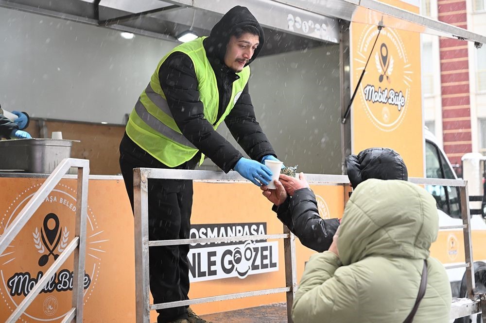 Gaziosmanpaşa&rsquo;da karla m&uuml;cadele i&ccedil;in ekipler 7/24 sahada
