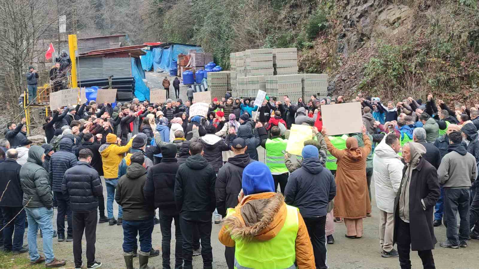 Rize&rsquo;de ruhsatsız turizm işletmecilerinden "Yıkmayın" protestosu
