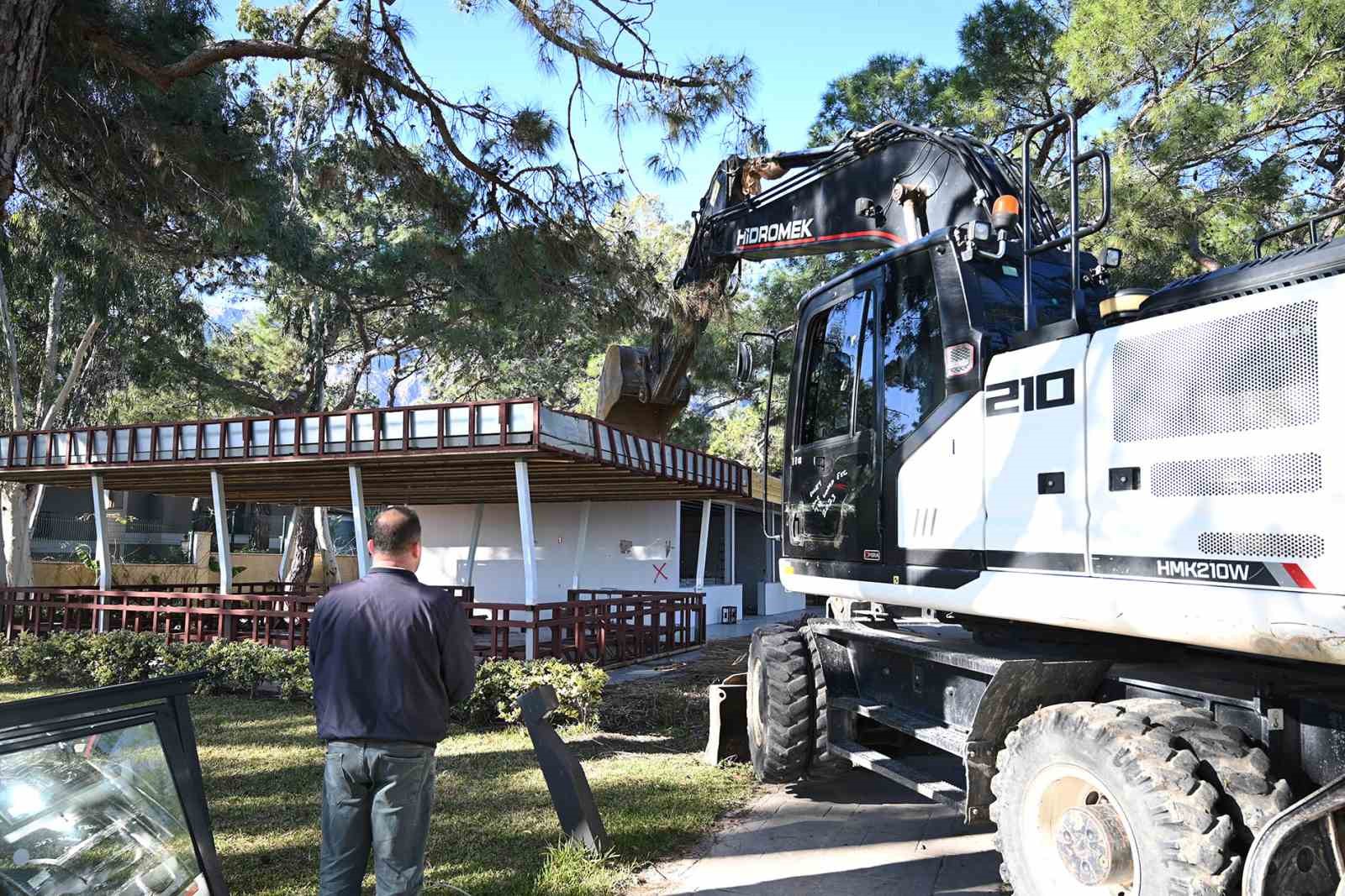 Kemer&rsquo;de ka&ccedil;ak yapıların yıkımı s&uuml;r&uuml;yor
