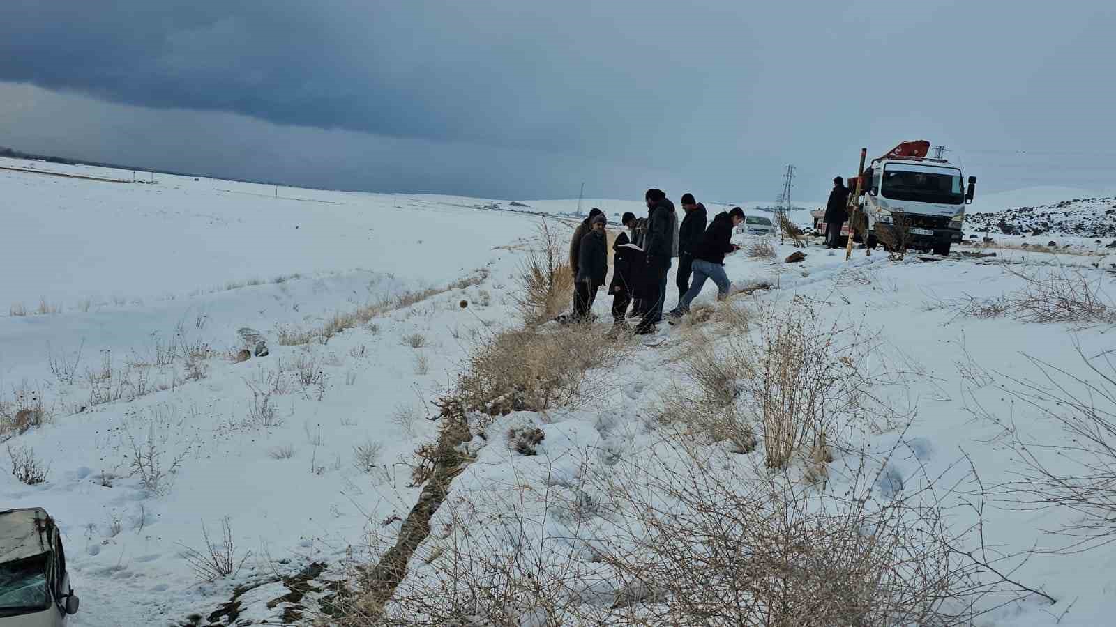 Adilcevaz&rsquo;da otomobil takla attı: 5 yaralı
