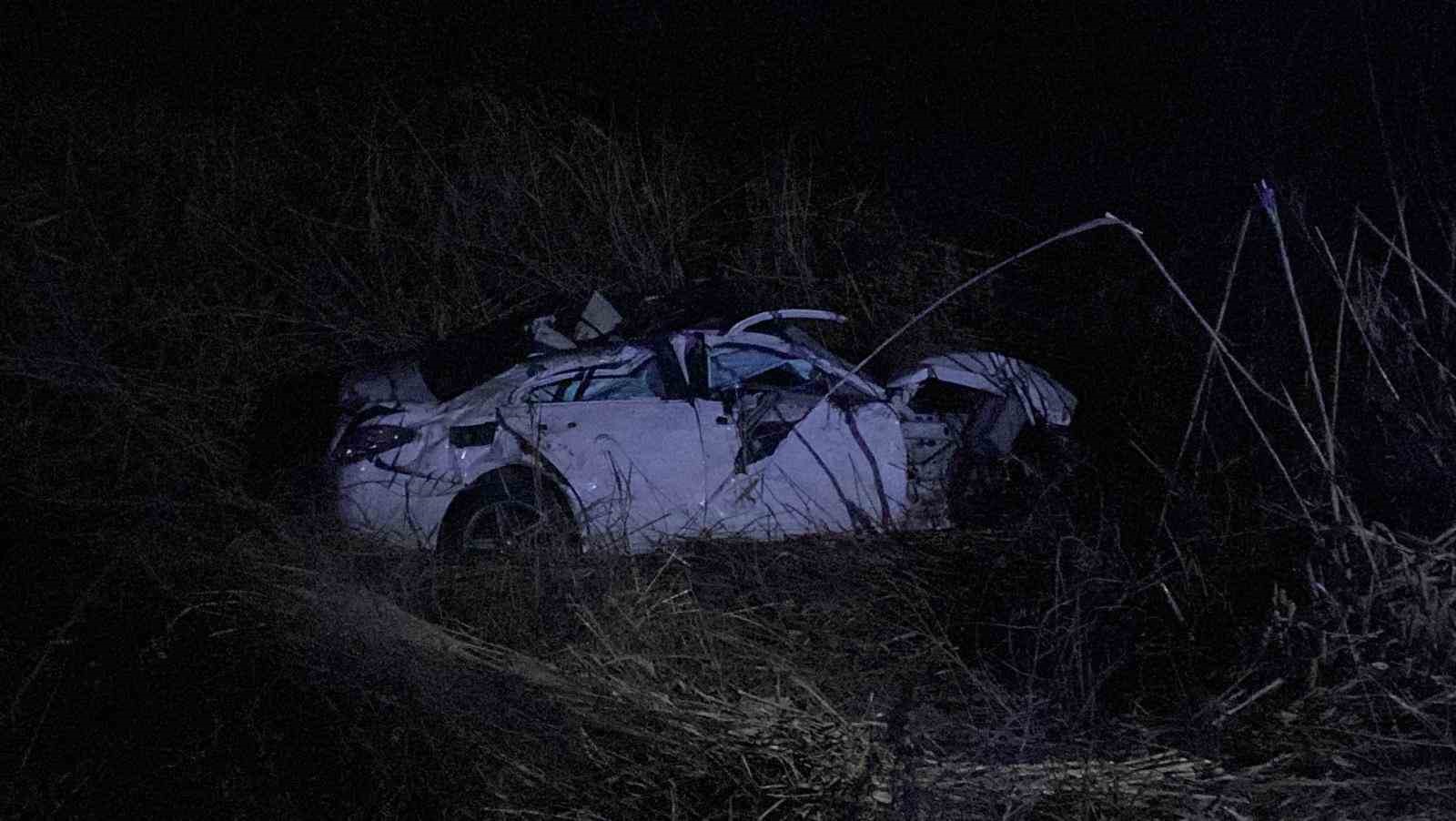 Ref&uuml;je &ccedil;arpan otomobil, dere yatağına d&uuml;şt&uuml;: 1 &ouml;l&uuml;, 3 yaralı
