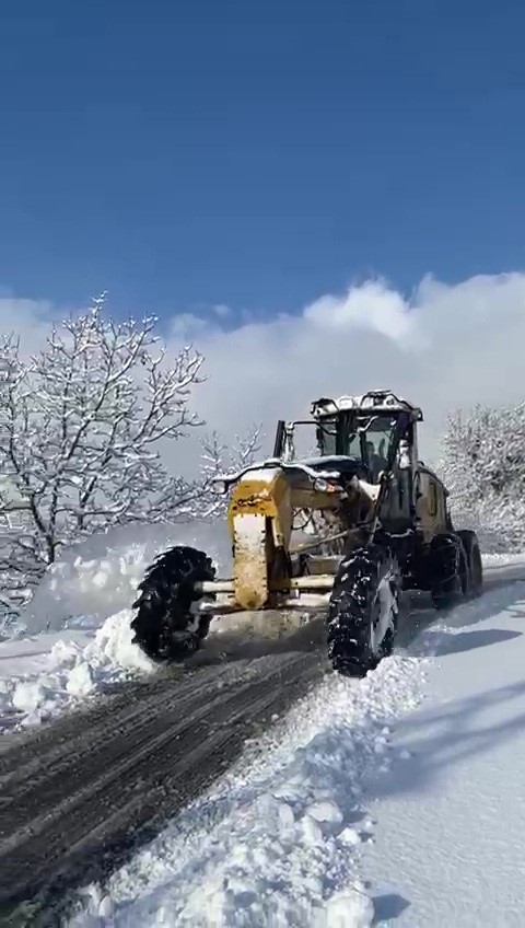 Zonguldak&rsquo;ta ulaşıma kapanan 95 k&ouml;y yolunu a&ccedil;ma &ccedil;alışmaları s&uuml;r&uuml;yor
