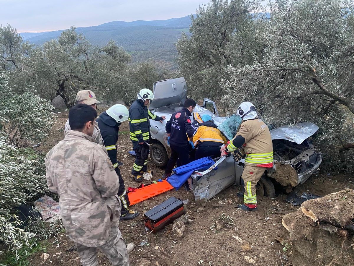 Zeytinliğe uçan otomobilin sürücüsü yaralandı