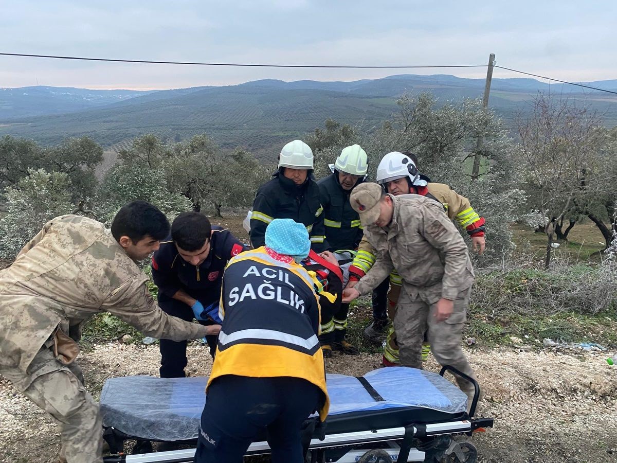 Zeytinliğe u&ccedil;an otomobilin s&uuml;r&uuml;c&uuml;s&uuml; yaralandı
