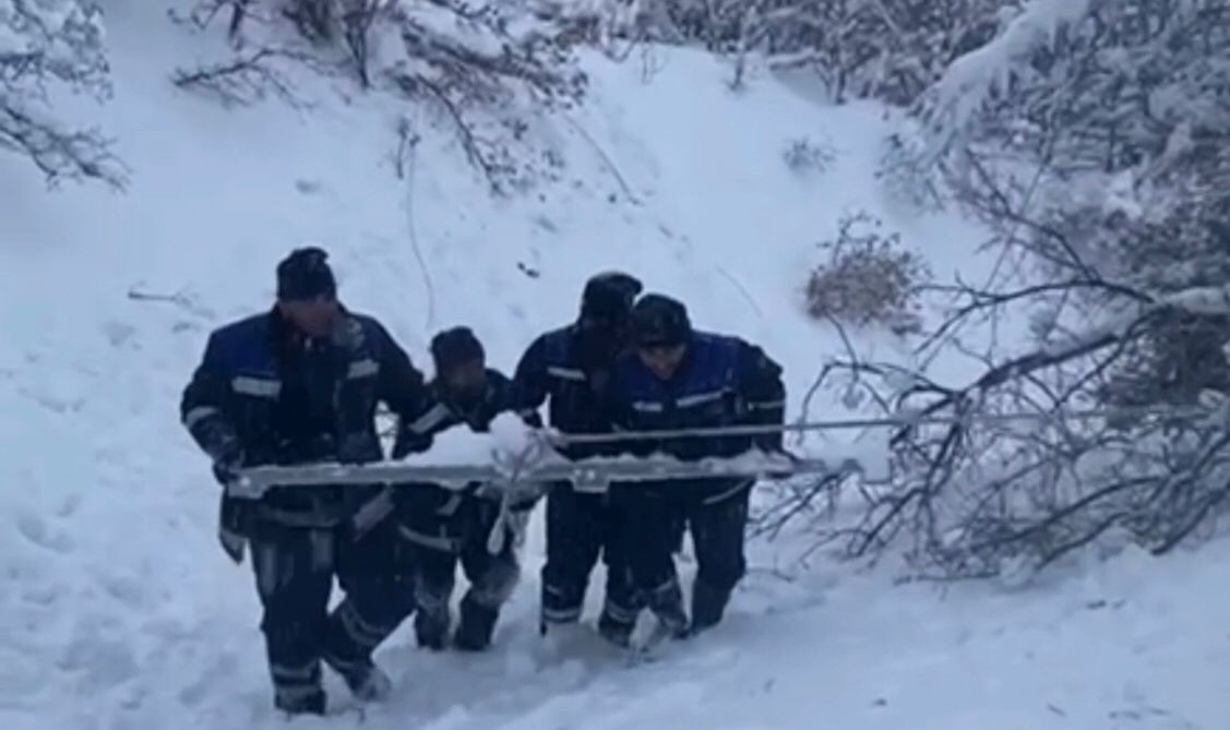 Ekipler enerji i&ccedil;in seferber oldu: Kar i&ccedil;erisinde zorlu m&uuml;cadele
