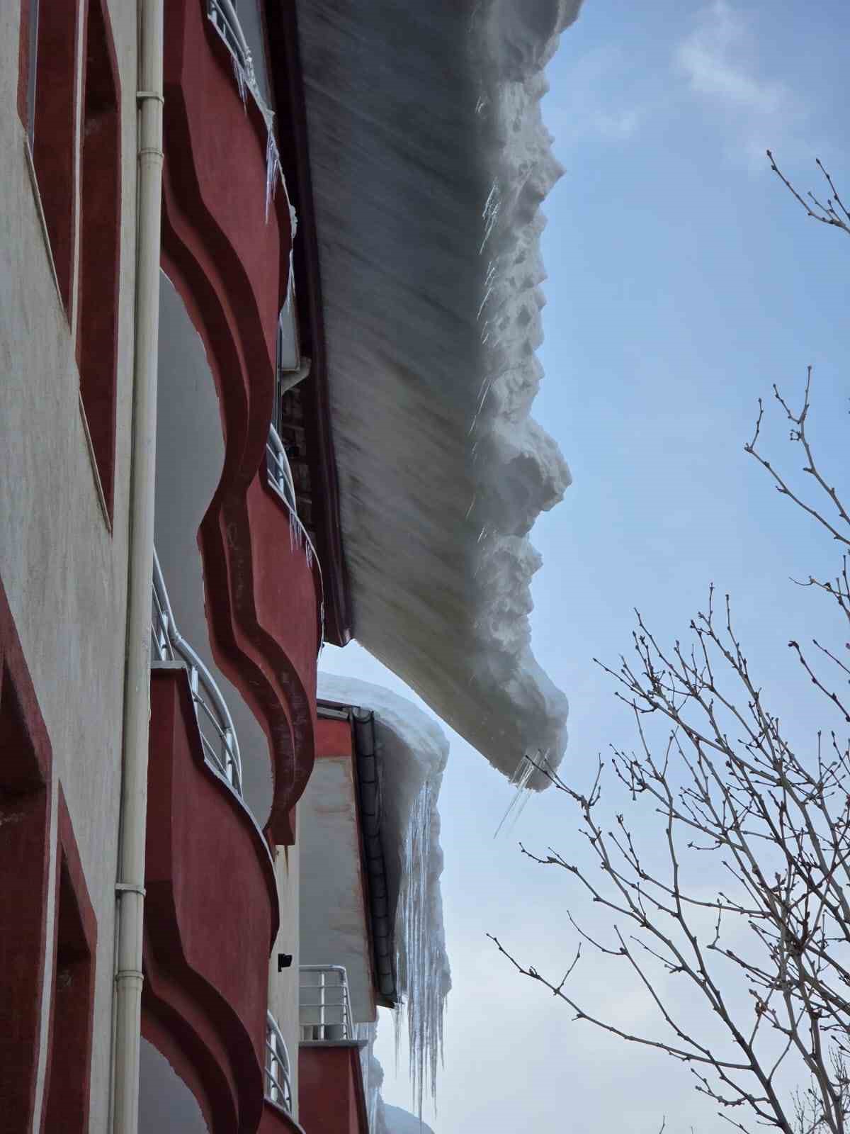 &Ccedil;atılardaki buz k&uuml;tleleri tehlike sa&ccedil;ıyor
