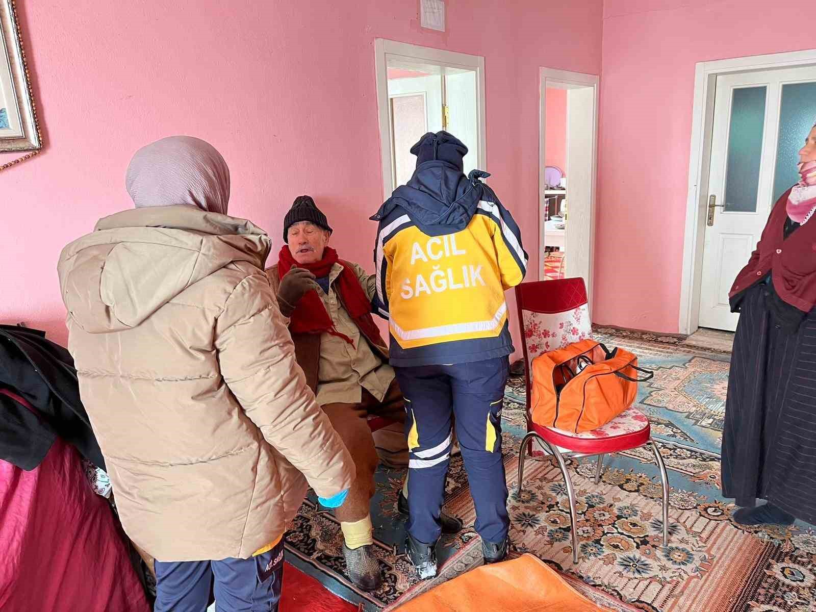 Battalgazi Belediyesi ekipleri, sağlık &ccedil;alışanlarını iş makinesiyle hastaya ulaştırdı
