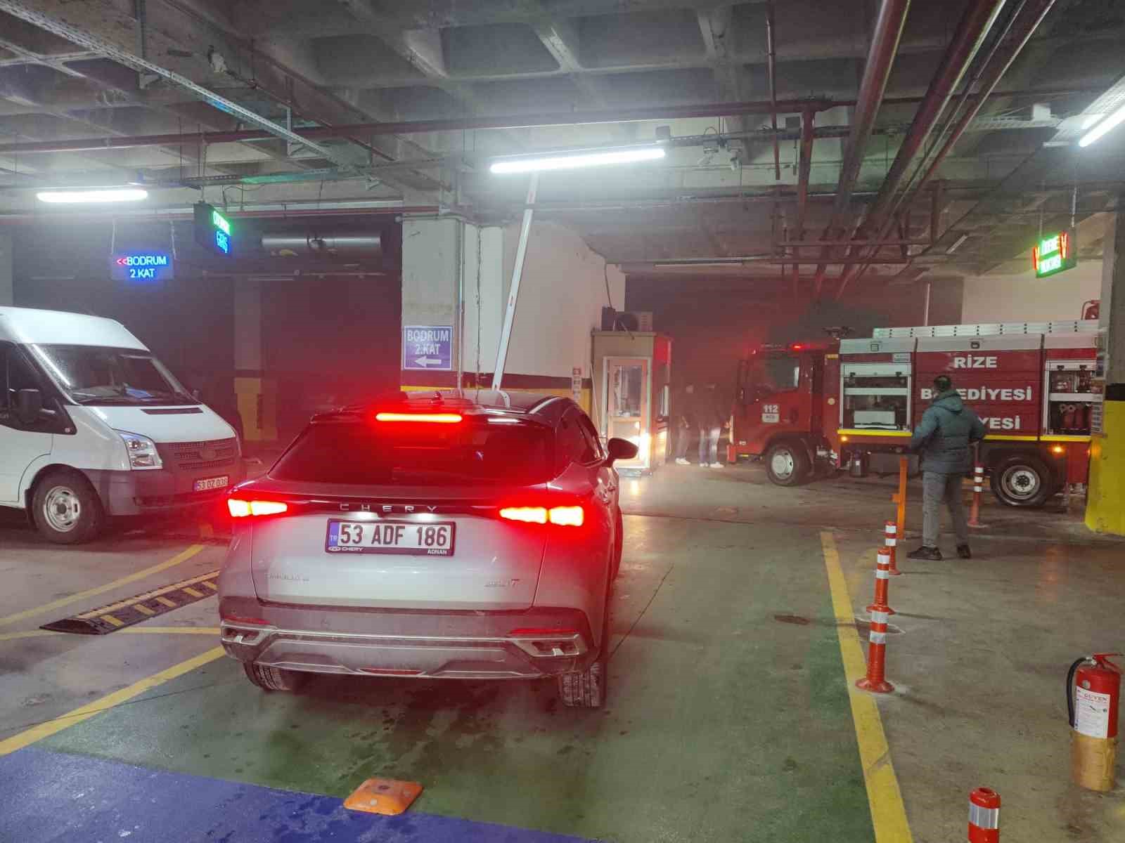 Rize kent meydanındaki otoparkta yangın paniği
