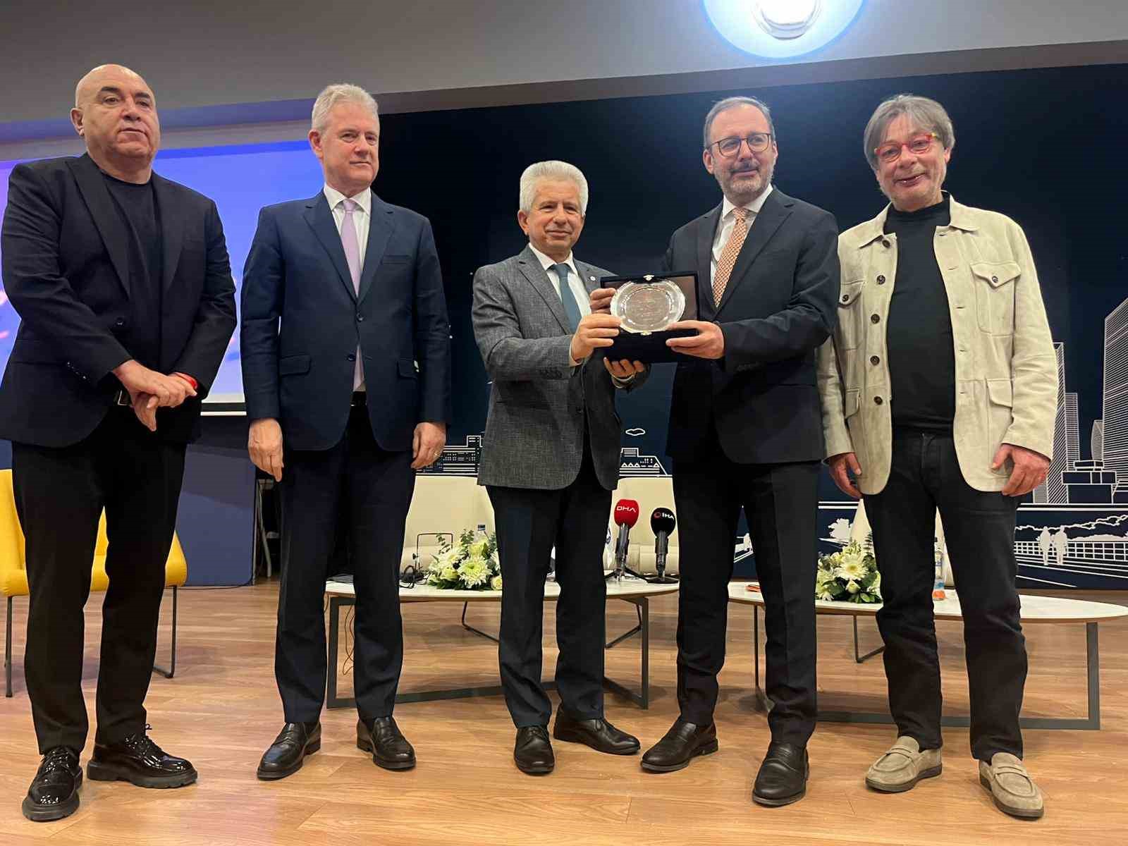 İzmir Ekonomi &Uuml;niversitesi Spor Y&ouml;neticiliği Sertifika Programı başladı
