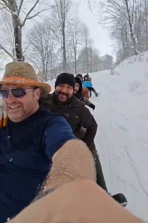 Samsun&rsquo;da kar eğlencesi: Vatandaşlar bidonlarla karın keyfini &ccedil;ıkardı
