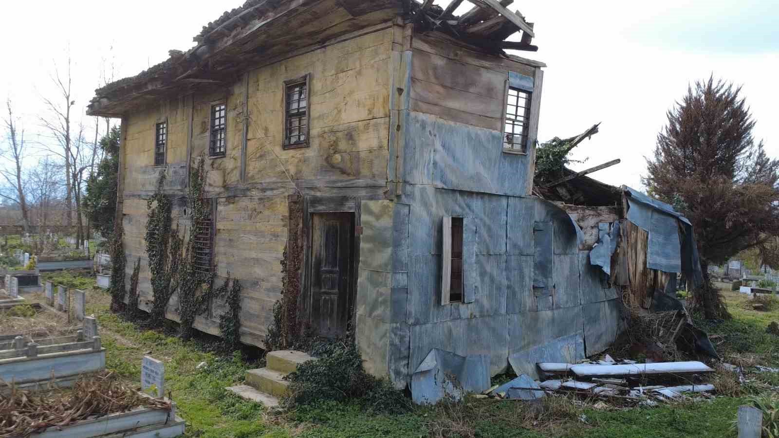 Asırlık cami ilgi bekliyor
