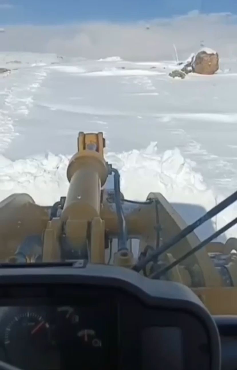 Ağrı&rsquo;da kapanan k&ouml;y yolları yeniden ulaşıma a&ccedil;ıldı
