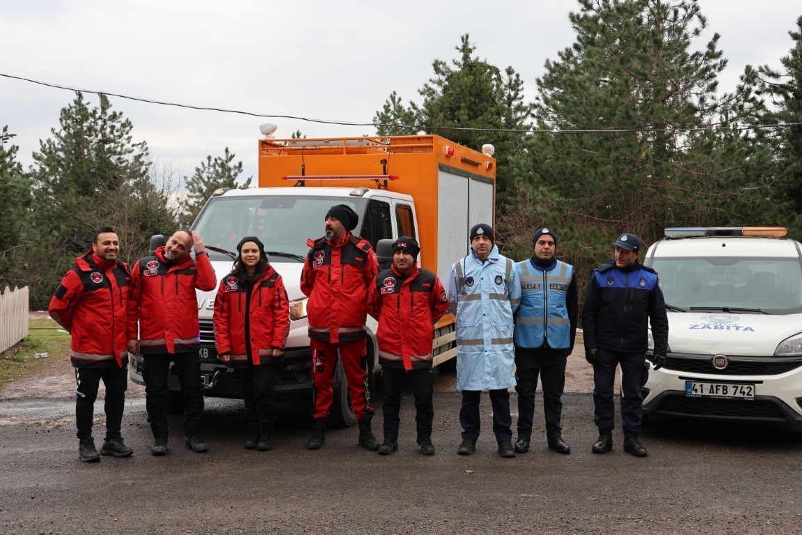 Kartepe yolunda s&uuml;r&uuml;c&uuml;lere kış lastiği ve g&uuml;venli s&uuml;r&uuml;ş uyarısı
