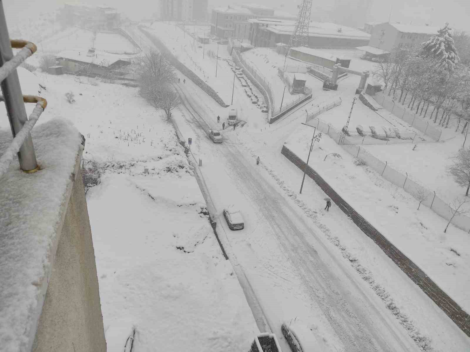 Sason&rsquo;da yoğun kar yağışı hayatı olumsuz etkiliyor

