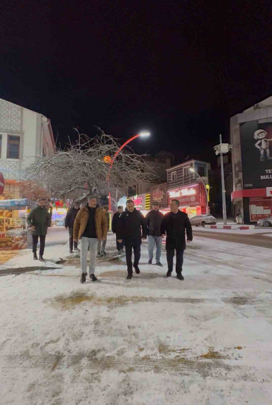 Başkan Dere&rsquo;den karla m&uuml;cadele ekiplerine sıcak kahve ikramı
