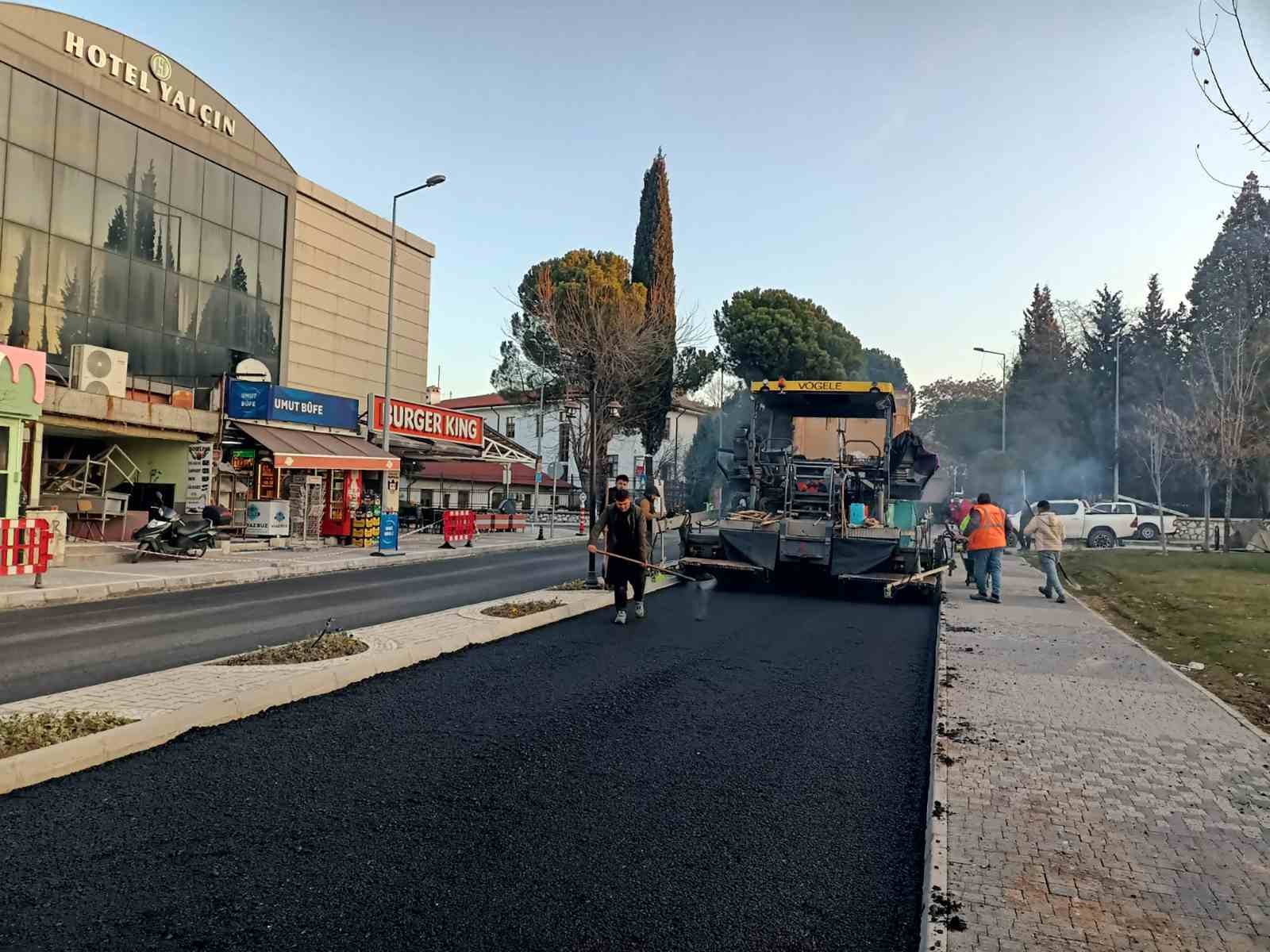 Muğla B&uuml;y&uuml;kşehir, Menteşe&rsquo;de yol yatırımlarını aralıksız s&uuml;rd&uuml;r&uuml;yor
