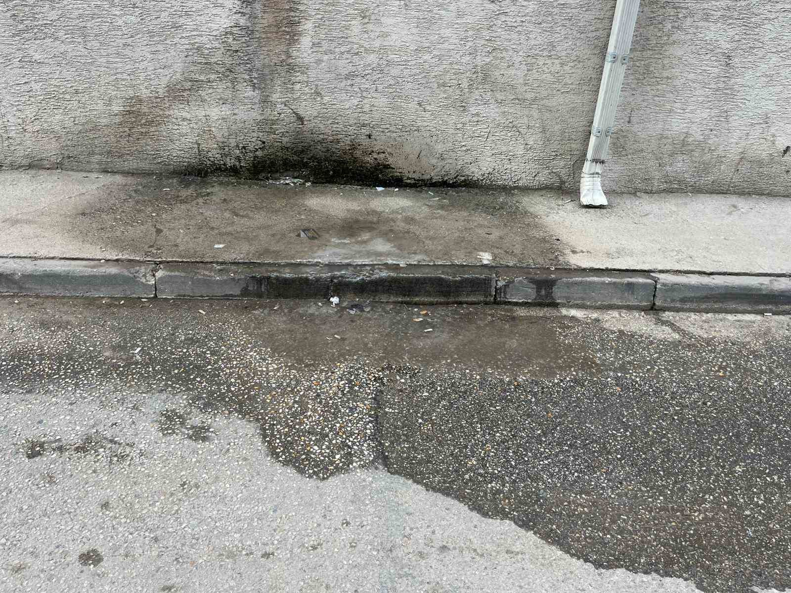 Klima suyu kaldırımı buz pistine &ccedil;evirdi
