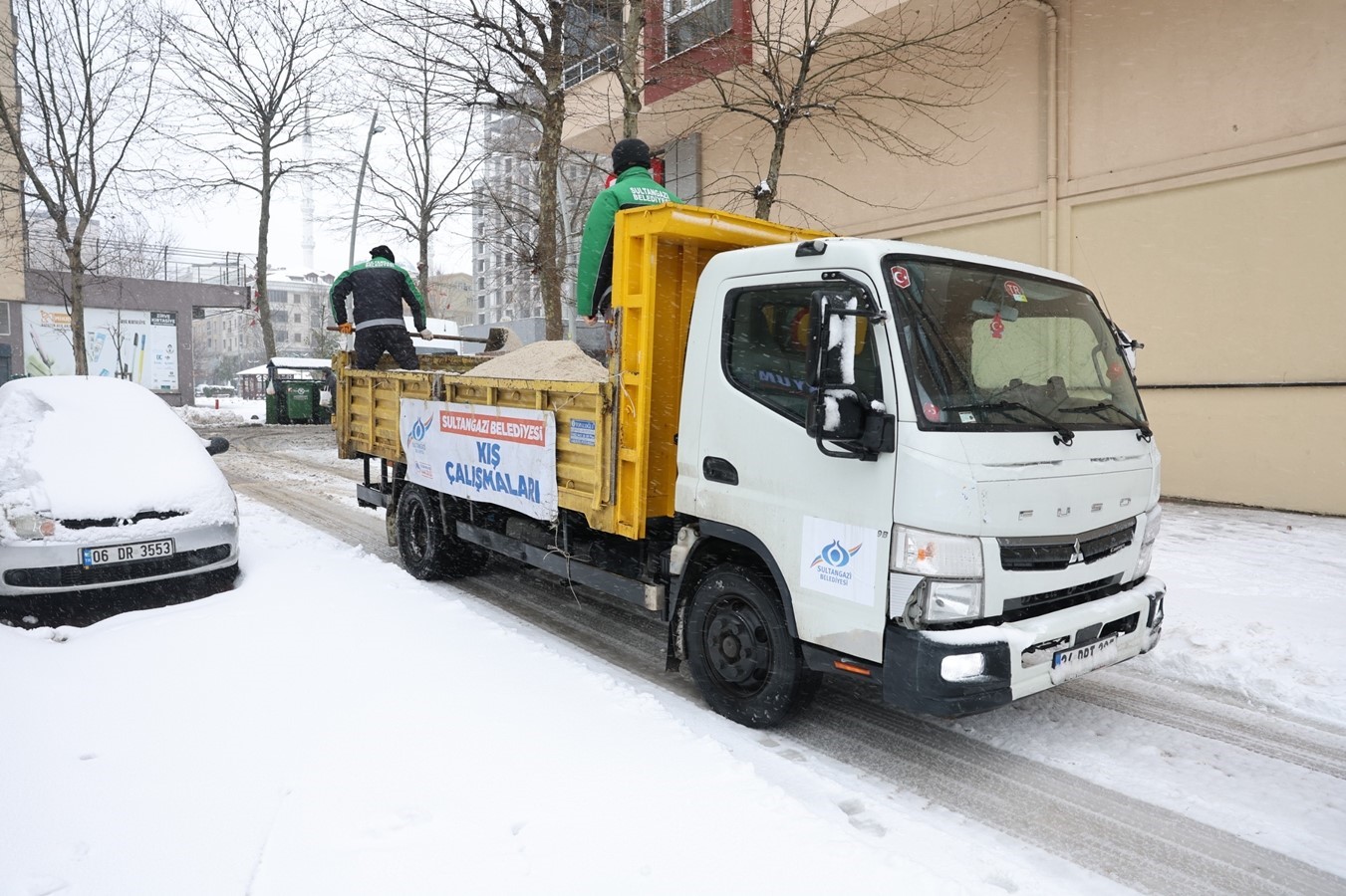 Sultangazi Belediyesi’nin kar mesaisi sürüyor