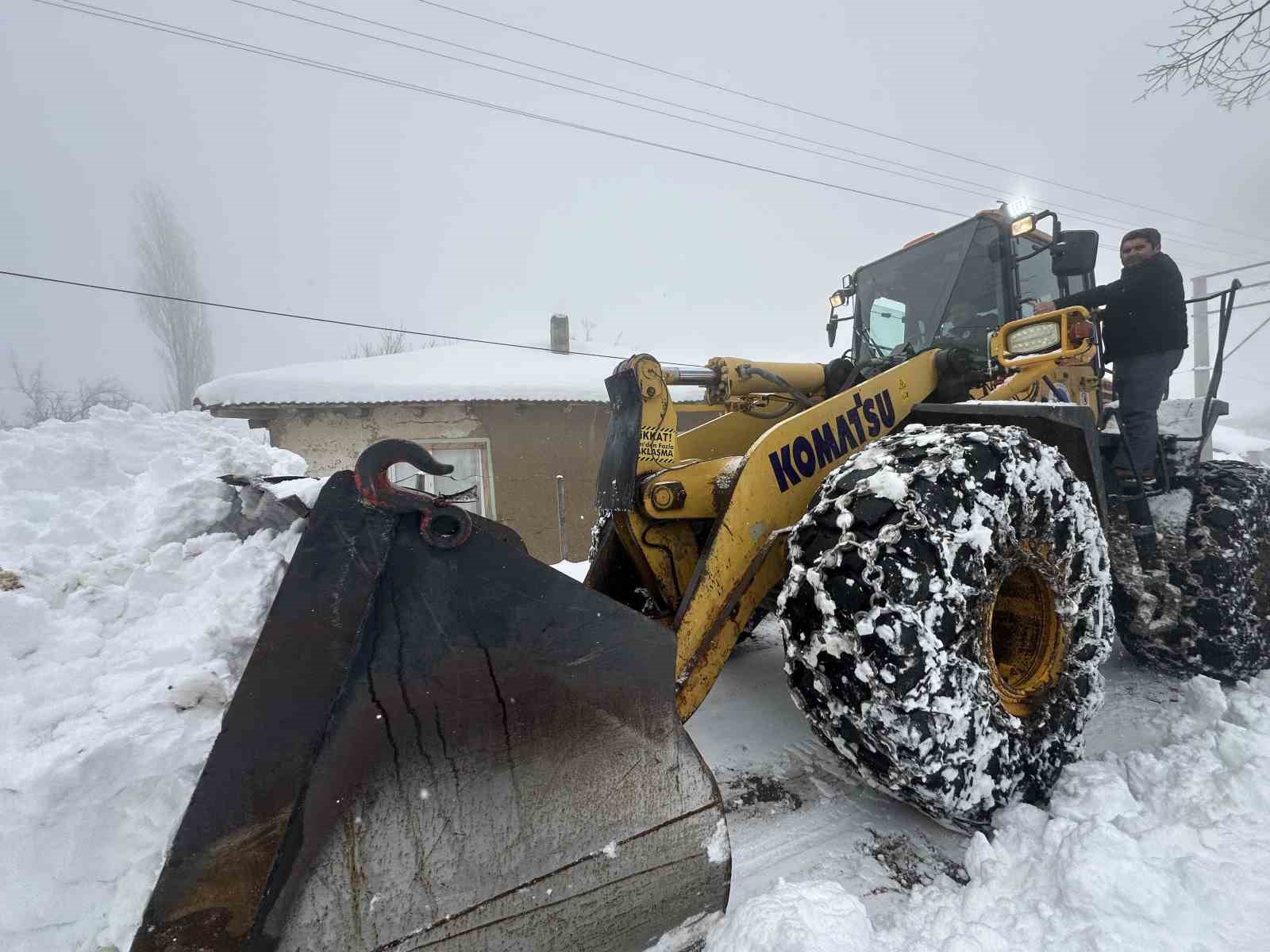 Sakarya&rsquo;da kar yağışı sonrası kapanan 45 grup yolundan 33&rsquo;&uuml; ulaşıma a&ccedil;ıldı
