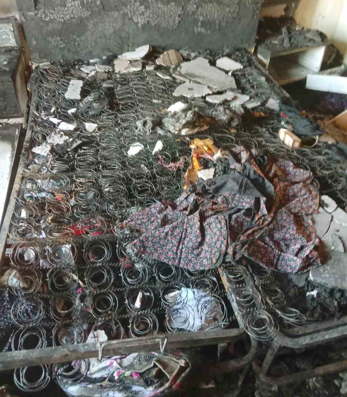 Araban’da kırsal mahalledeki ev yangınında eşyalar küle döndü