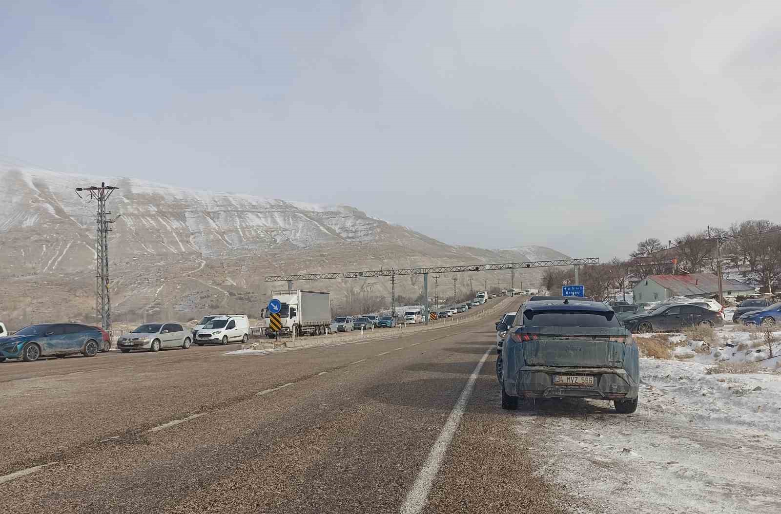 Yoğun kar il&ccedil;eyi esir aldı, Kayseri-Malatya yolu trafiğe kapatıldı
