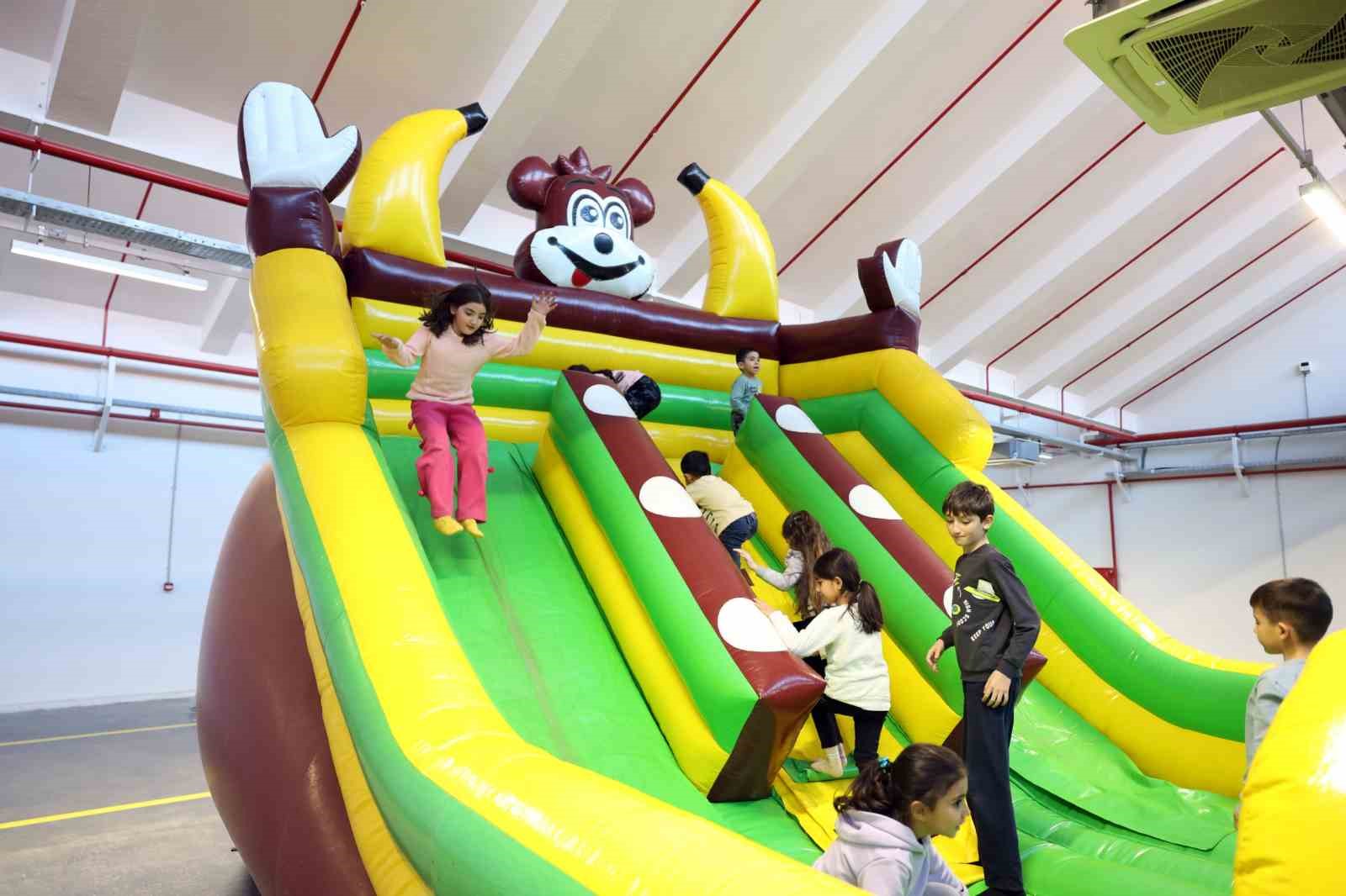 Başkan &Ccedil;er&ccedil;ioğlu&rsquo;ndan &ccedil;ocuklara karne hediyesi
