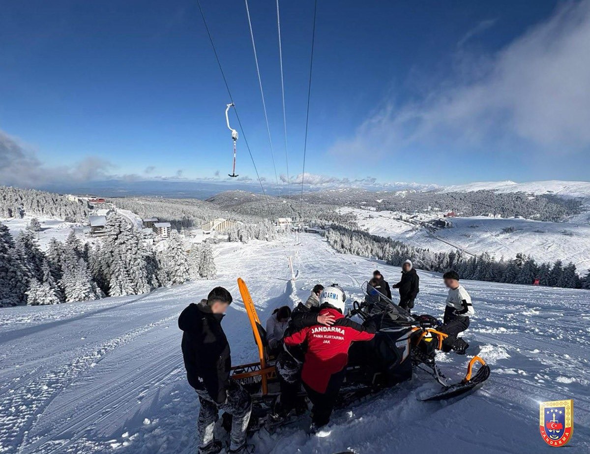 Uludağ&rsquo;da mahsur kalan vatandaşlara JAK timi m&uuml;dahale etti
