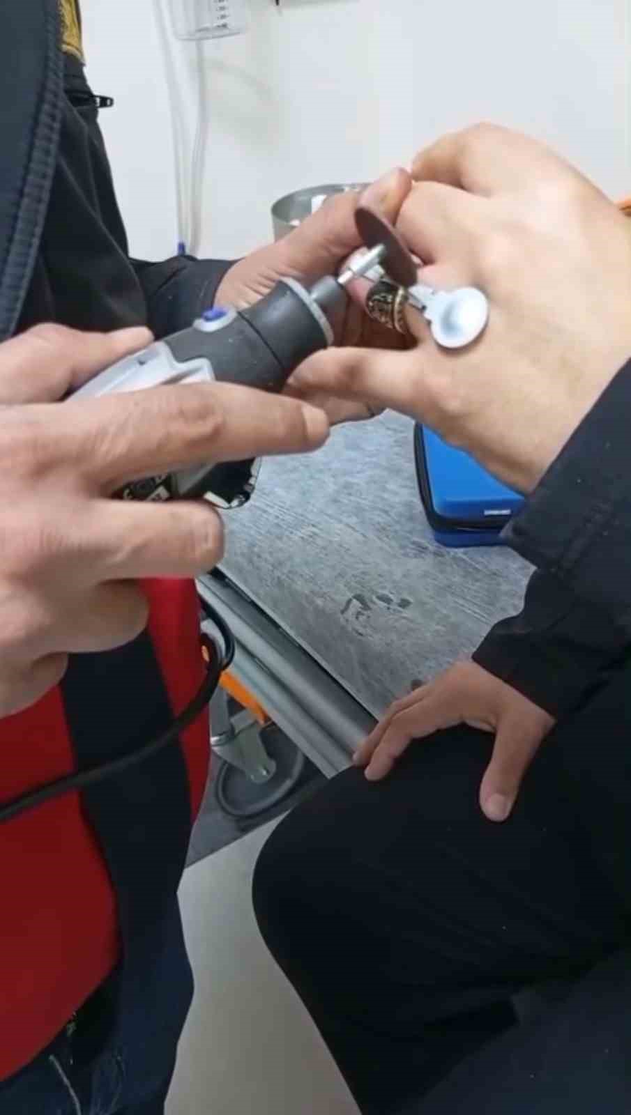 Sıkışan y&uuml;z&uuml;k itfaiye ekiplerince &ccedil;ıkarıldı
