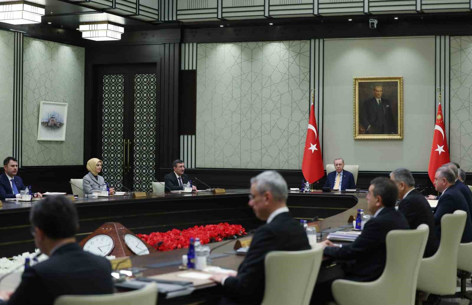 Kabine Toplantısı, Cumhurbaşkanı Recep Tayyip Erdoğan başkanlığında Beştepe&rsquo;de başladı.
