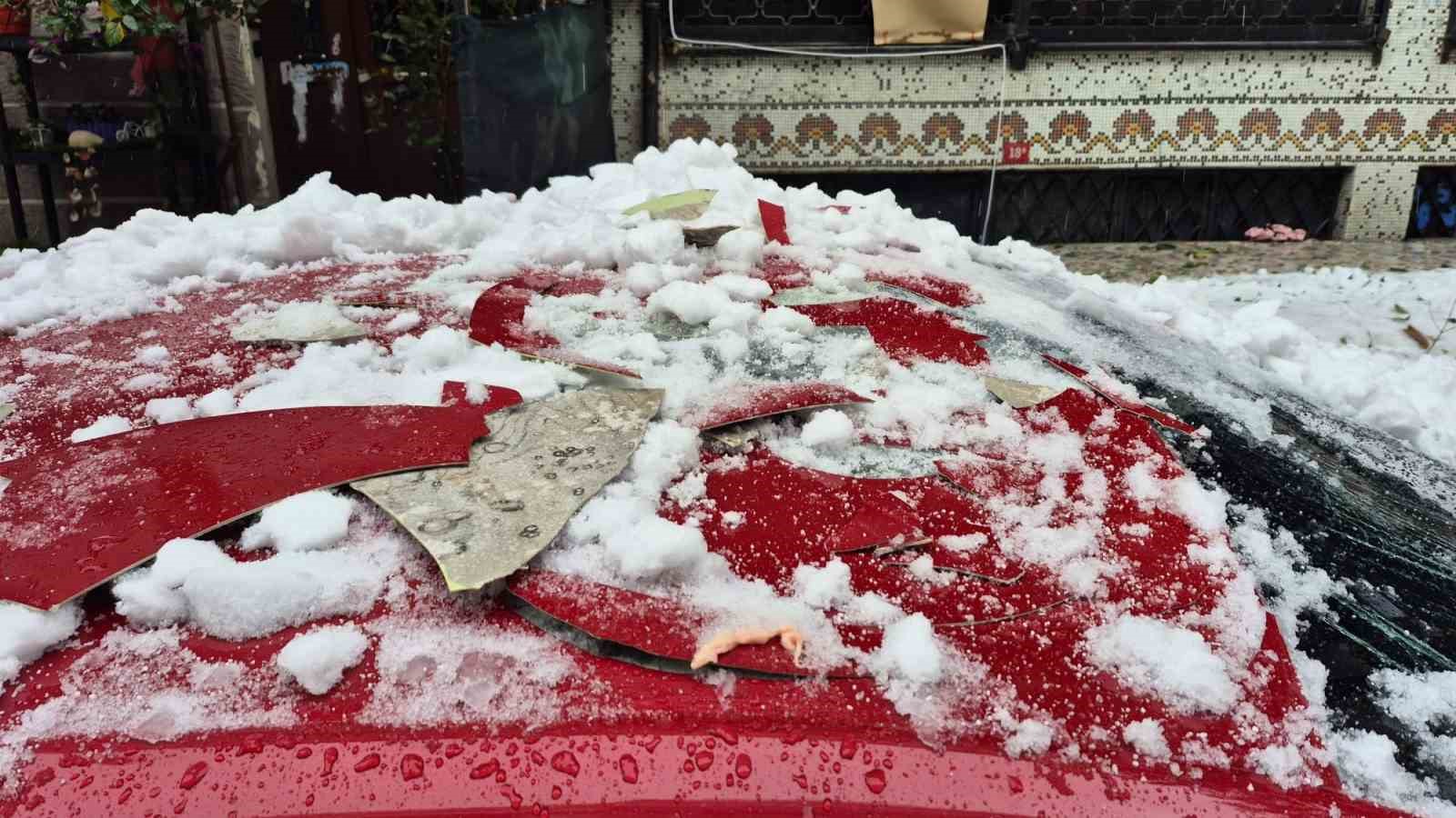 Sultangazi&rsquo;de &ccedil;atıdan d&uuml;şen kar k&uuml;tlesi park halindeki otomobile zarar verdi
