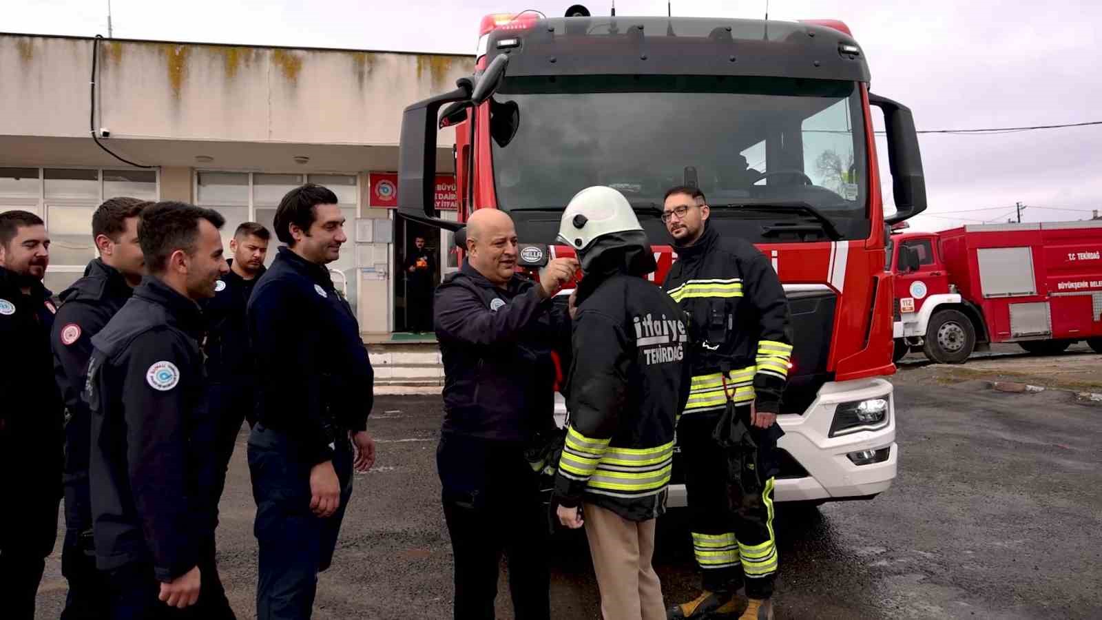 Otizme değil hayallere odaklandı: 16 yaşında itfaiyeci &uuml;niformasıyla doğum g&uuml;n&uuml; s&uuml;rprizi
