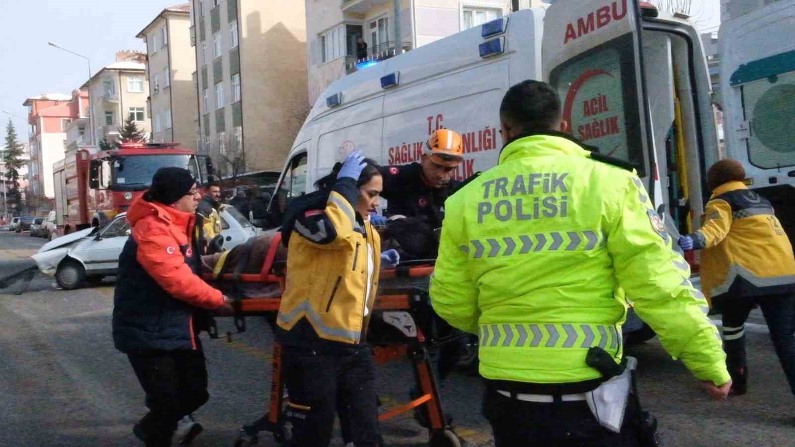 Karaman&rsquo;da iki otomobilin karıştığı kazada karı koca yaralandı
