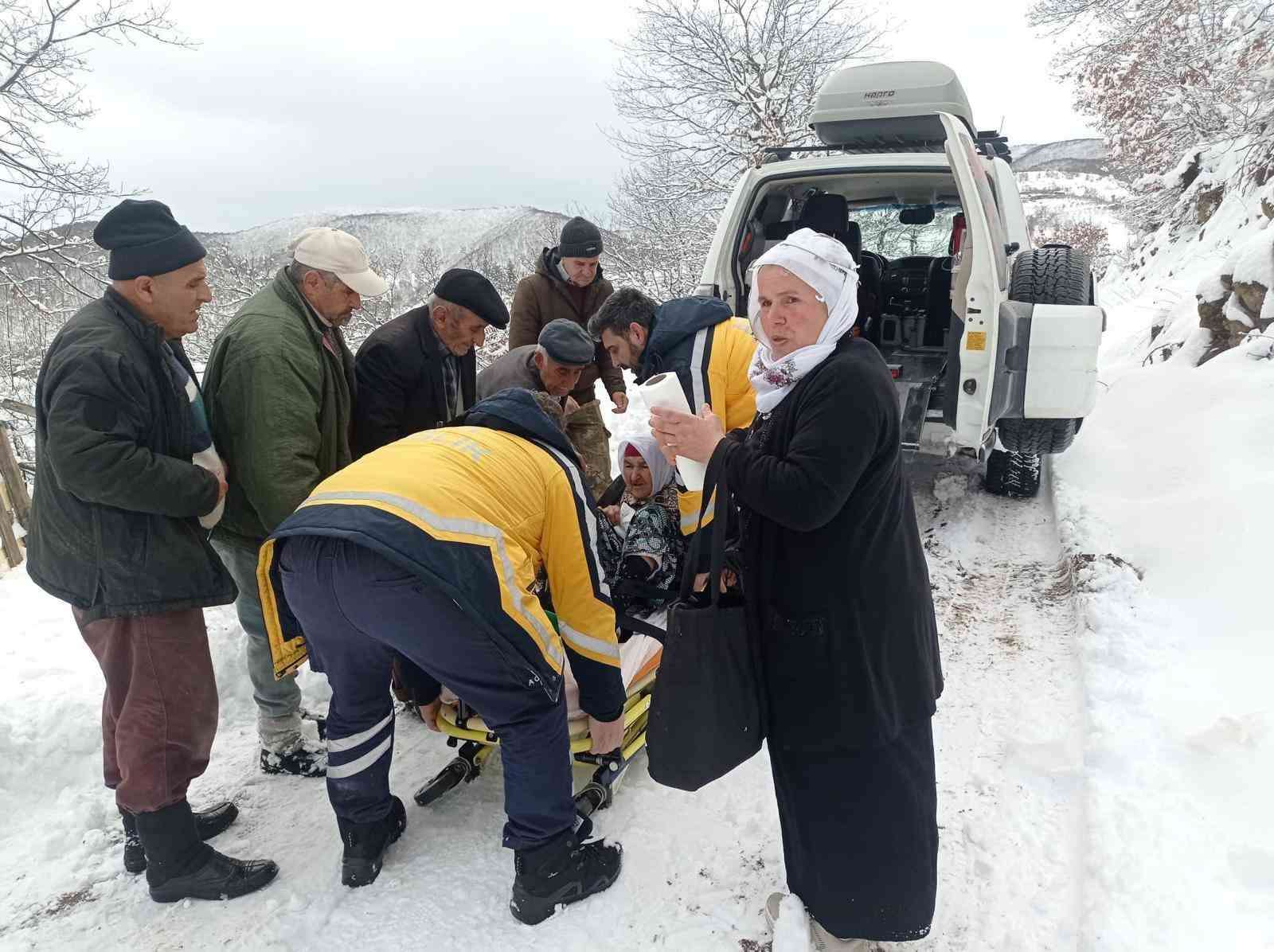 Erbaa’da mahsur kalan yaşlı hasta için ekipler seferber oldu