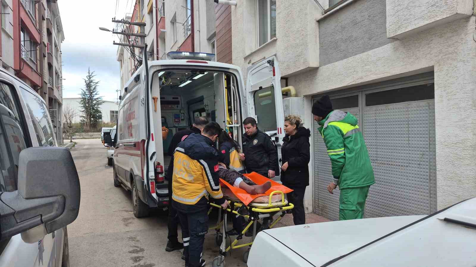 Evinde düşen 86 yaşındaki kadını polis kapıyı kırarak kurtardı