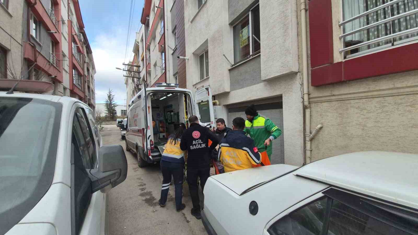 Evinde d&uuml;şen 86 yaşındaki kadını polis kapıyı kırarak kurtardı
