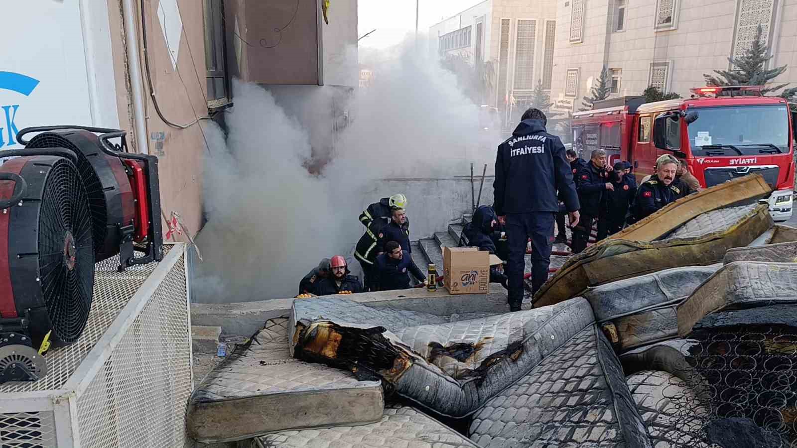 Şanlıurfa’da koltuk ve yatak üretimi yapılan atölyede korkutan yangın