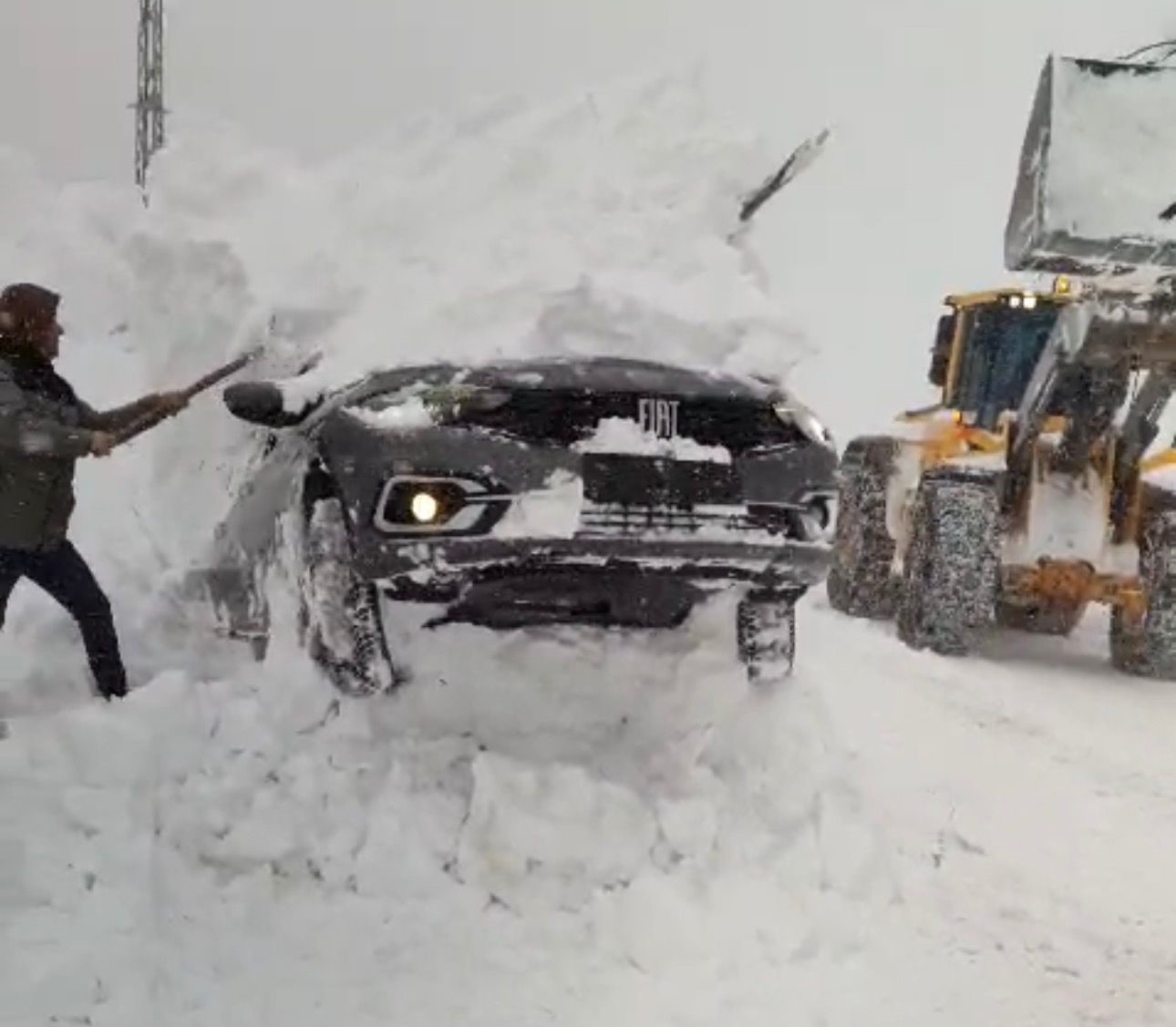 Eğribel Geçidi’nde bir araç yoldan çıkarak kara gömüldü