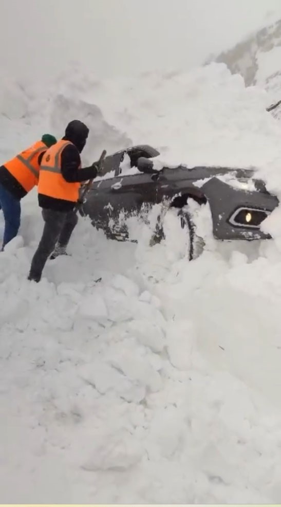 Eğribel Ge&ccedil;idi&rsquo;nde bir ara&ccedil; yoldan &ccedil;ıkarak kara g&ouml;m&uuml;ld&uuml;
