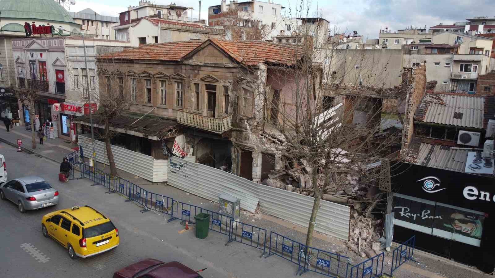 Edremit’in tarihi sembol binalarından biri kısmen çöktü