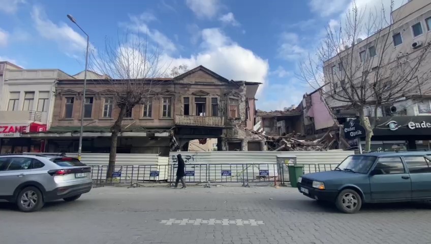 Edremit&rsquo;in tarihi sembol binalarından biri kısmen &ccedil;&ouml;kt&uuml;
