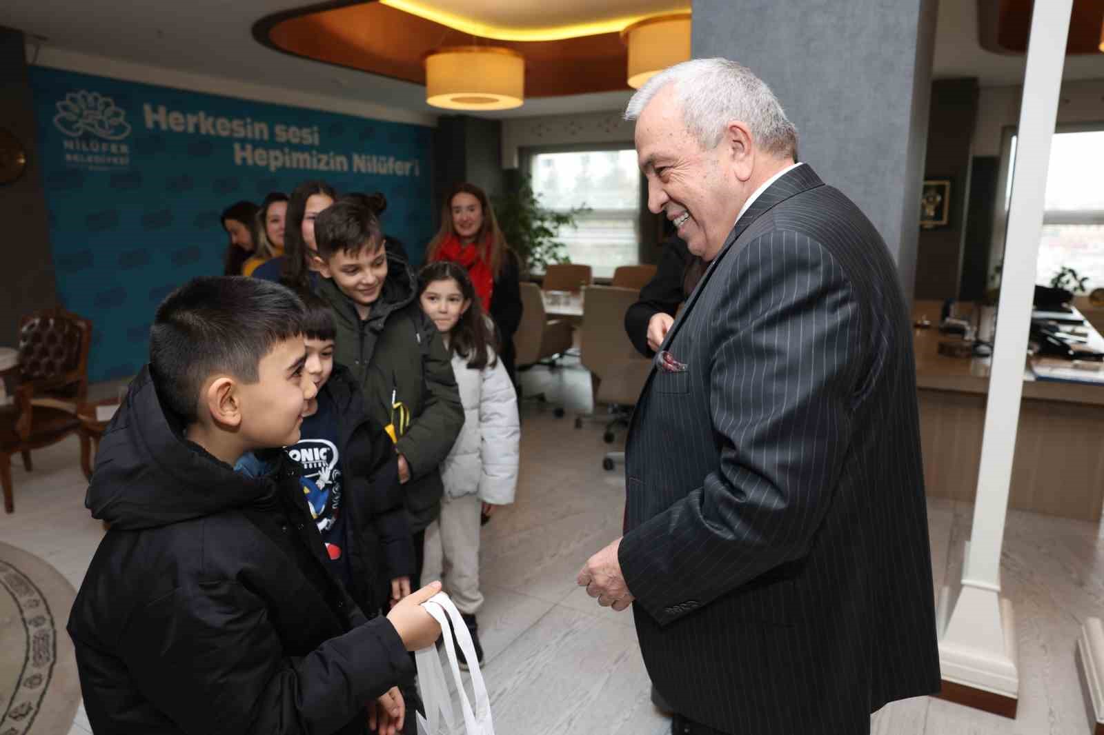 &Ccedil;ocuklar el emeklerini Başkan Şadi &Ouml;zdemir&rsquo;e hediye etti
