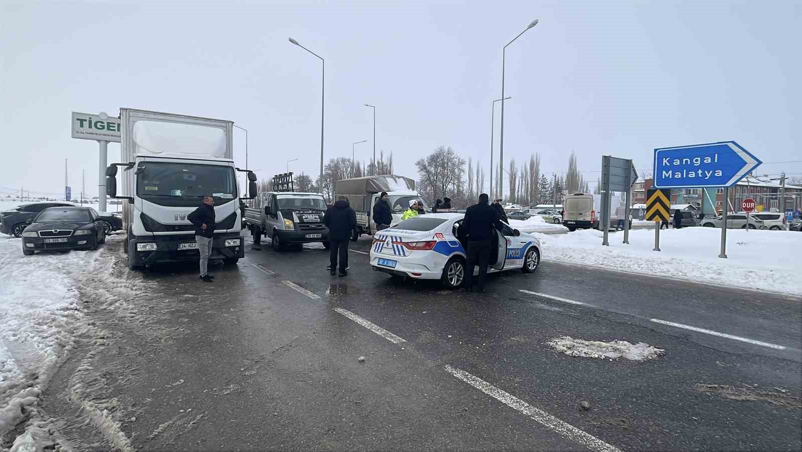 Sivas-Malatya kara yolu trafiğe kapatıldı, uzun ara&ccedil; kuyruğu oluştu
