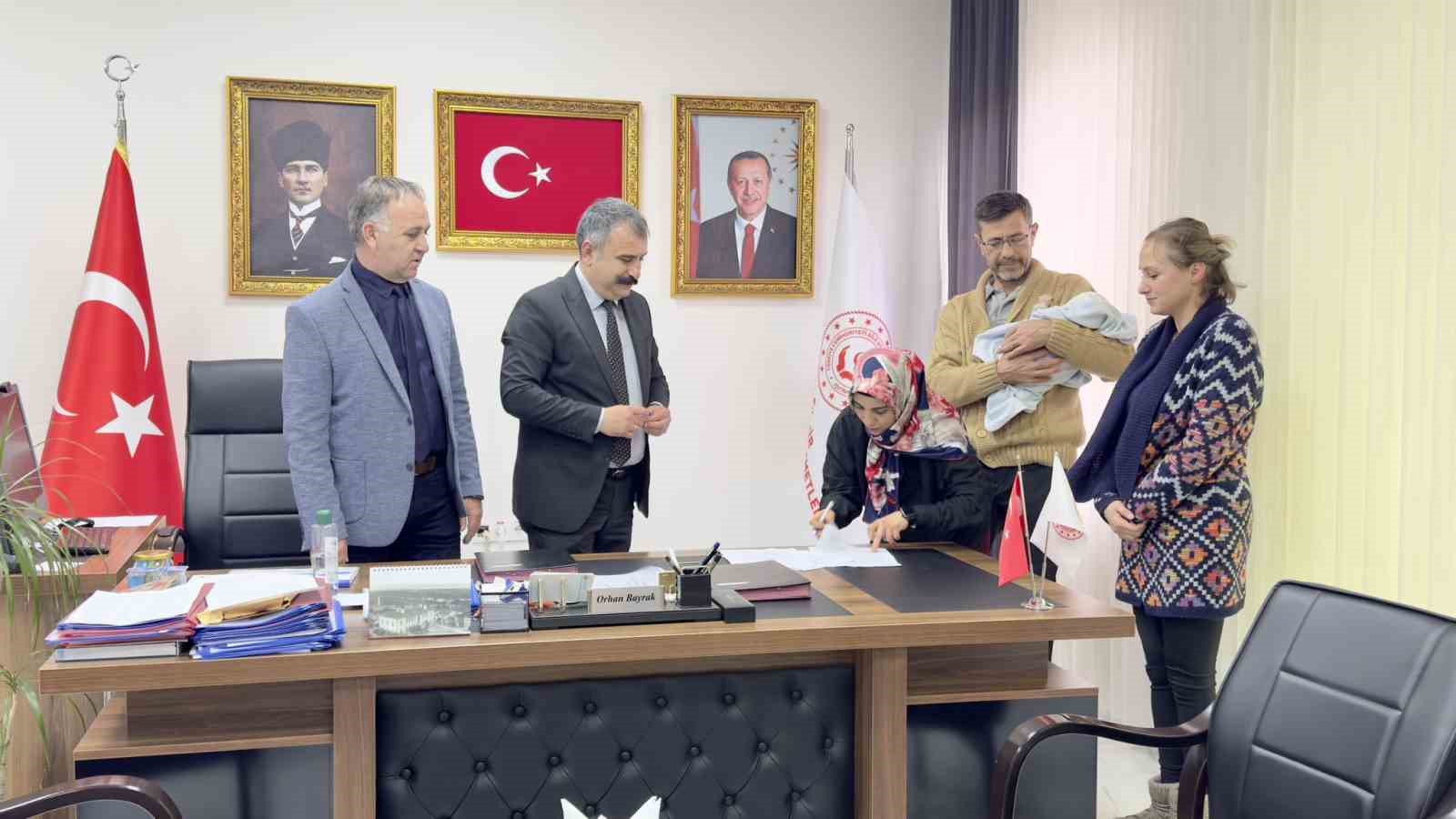 Koruyucu aile projesi bir &ccedil;ocuğu daha sıcak yuvaya kavuşturdu
