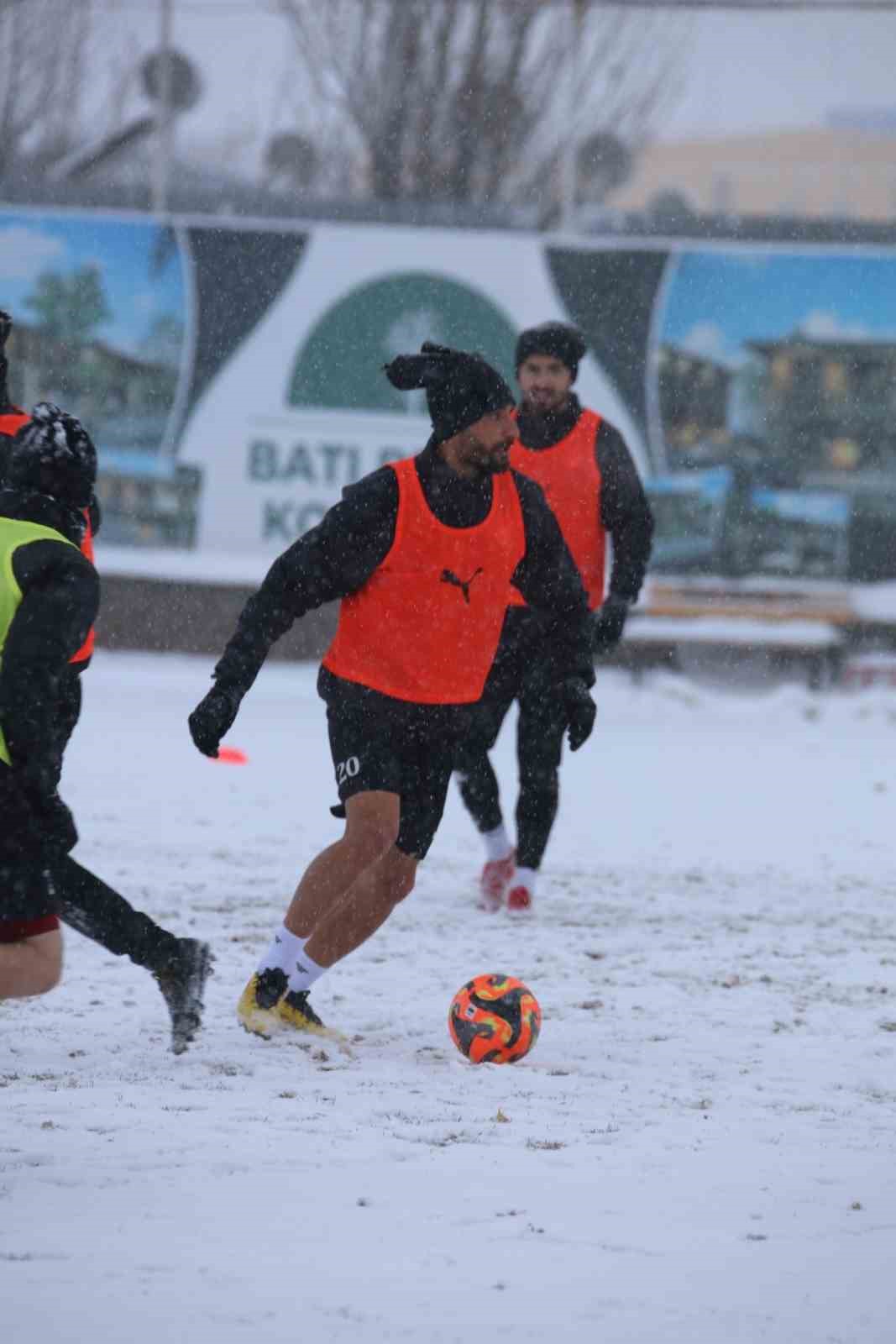 Elazığspor yoğun kar yağışı altında çalıştı