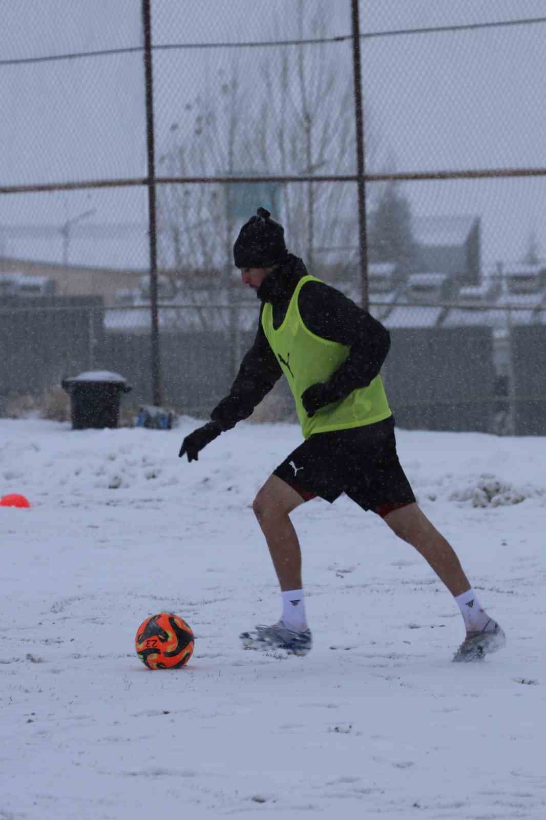 Elazığspor yoğun kar yağışı altında &ccedil;alıştı
